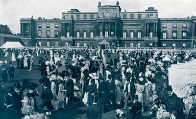 Zahradní slavnost v Buckinghamském paláci, 1911 od English Photographer