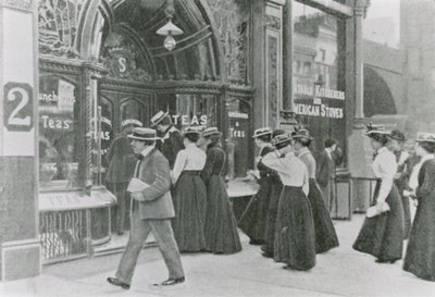 Zahradní slavnost v Buckinghamském paláci, 1911 od English Photographer