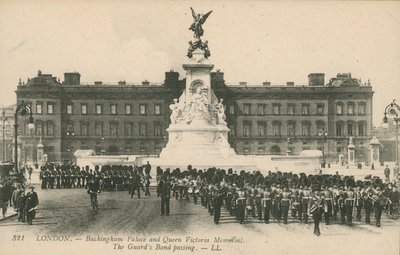 Buckinghamský palác a památník královny Viktorie; Prochází gardová kapela od English Photographer