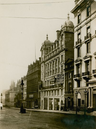Carlton House, postavený na místě kaple svatého Filipa na Regent Street v Londýně v roce 1904. od English Photographer