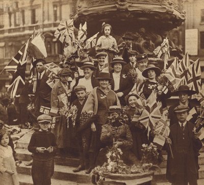 Oslava vítězství v první světové válce na Piccadilly Circus v Londýně od English Photographer