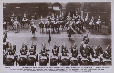 Výměna stráží, Horse Guards, Whitehall, Londýn (č/b foto) od English Photographer