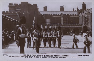Výměna stráží, St James’s Palace, Londýn (č/b foto) od English Photographer