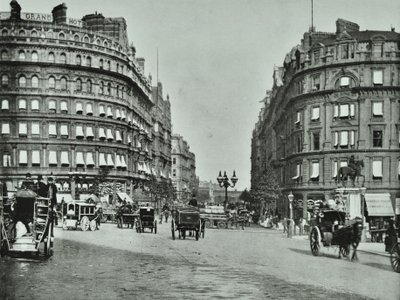 Charing Cross, Westminster LB: Northumberland Avenue z Trafalgar Square a Charing Cross, 1890 od English Photographer