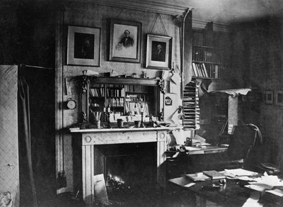 Charles Darwins studuje v Down House od English Photographer