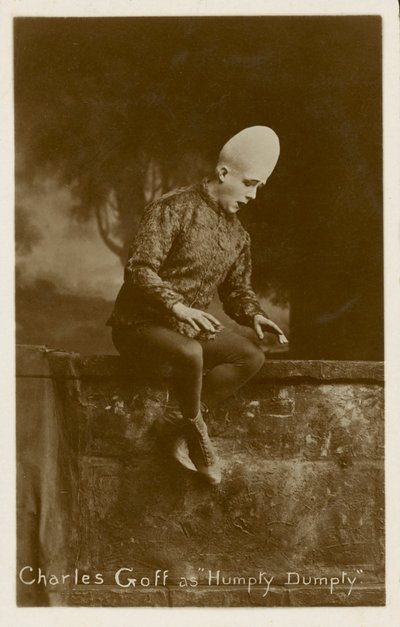 Charles Goff jako Humpty Dumpty (čb fotografie) od English Photographer