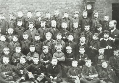 Chaucer Street School: chlapecká skupina, 1895 od English Photographer