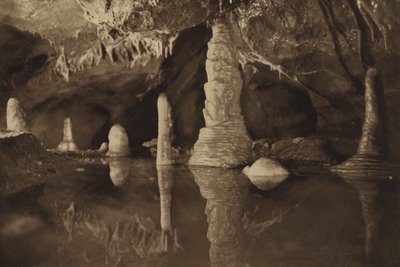 Jeskyně Cheddar: (čb foto) Odražené stalagmitové sloupy čistě bílé a červené barvy (čb foto) od English Photographer