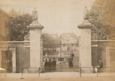 Děti stojící při pohledu přes školní bránu od English Photographer