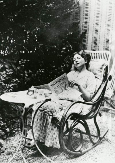 Christabel Pankhurst (1881-1969) čtoucí výtisk The Suffragette kolem roku 1905-14 od English Photographer
