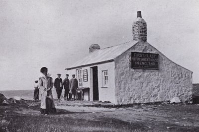 Cornwall: První a poslední dům, Konec země (černobílá fotografie) od English Photographer