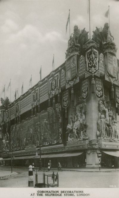 Korunovační dekorace v obchodě Selfridge v Londýně od English Photographer