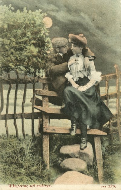 Pár se objímá ve venkovském stylu (barevná fotografie) od English Photographer