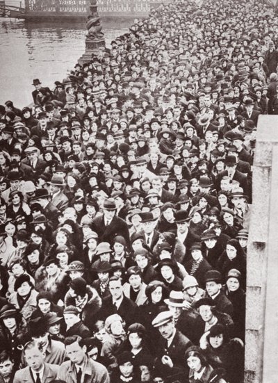 Davy čekající na přístup do Westminster Hall, během ležení ve státě George V, 1936 od English Photographer