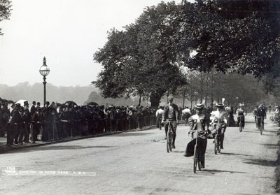 Jízda na kole v Hyde Parku, cca 1910 od English Photographer