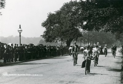 Cyklistika v Hyde Parku, c 1895 od English Photographer