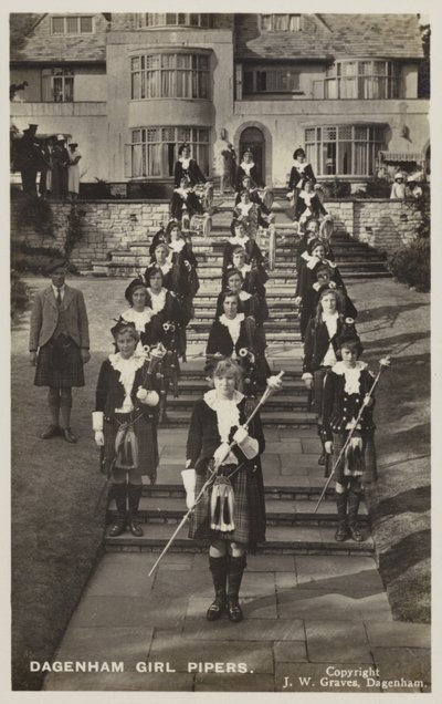 Dagenham Girl Pipers, Essex (černobílá fotografie) od English Photographer