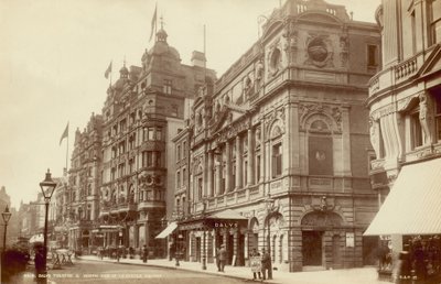 Dalys Theatre a severní strana Leicester Square, Londýn od English Photographer