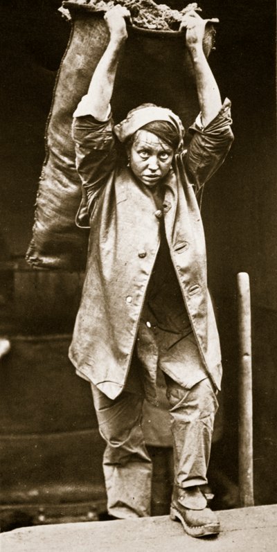 Doručování uhlí, tisk Horace W. Nichols, kolem roku 1916 (hlubotisk) od English Photographer