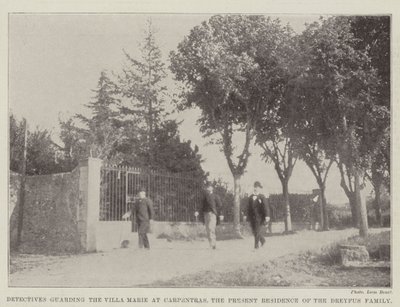 Detektivové střežící vilu Marie v Carpentras, současném sídle rodiny Dreyfusů od English Photographer