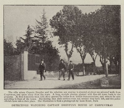 Detektivové sledují dům kapitána Dreyfusse v Carpentras od English Photographer