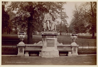 Socha Dr Jenners v Kensington Gardens od English Photographer