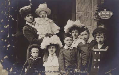 Královna Alexandra se svými dětmi (čb fotografie) od English Photographer