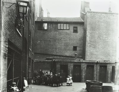Dufferin Street: Costermongers Buildings, Londýn, 1896 od English Photographer