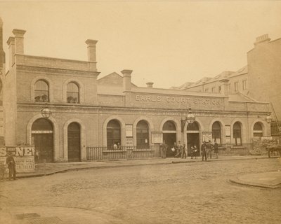 Nádraží Earls Count - vchod na Earls Court Road; fotografie pořízená C. Lathamem v roce 1878 od English Photographer
