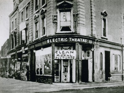 Rané kino Flea-Pit, Nelson Electric Theatre na Old Kent Road, ukazující čisté morální obrazy od English Photographer