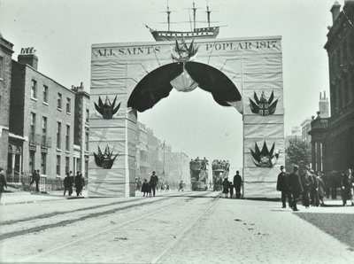 East India Dock Road: dočasný oblouk, Victoria Diamond Jubilee, 1897 od English Photographer