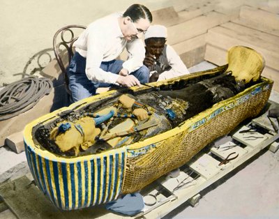 Egypt-1922: Anglický archeolog Howard Carter (1873-1939) a egyptský asistent zkoumající sarkofág krále Tutanchamona. od English Photographer