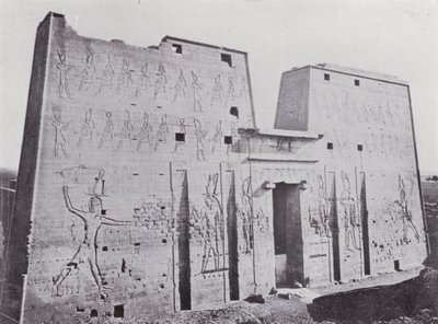 Egypt: Pylon chrámu v Edfu (černobílá fotografie) od English Photographer