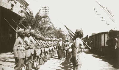 Emir Faisal na stanici Lydda, Palestina, se sirem Herbertem Samuelem, 1920 od English Photographer