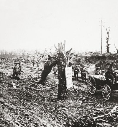 Inženýři opravují lehké železnice poblíž Hangardu, poškozené střelbou během bojů o Amiens, 1918 od English Photographer