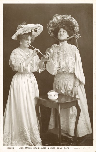 Anglické divadelní herečky a zpěvačky, Zena Dare a Marie Studholme (čb fotografie) od English Photographer