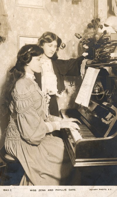 Anglické divadelní herečky a zpěvačky, Zena Dare a její sestra Phyllis Dare (čb fotografie) od English Photographer