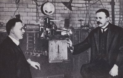 Ernest Rutherford (vlevo) a Hans Geiger ve fyzikální laboratoři Manchesterské univerzity (čb fotografie) od English Photographer