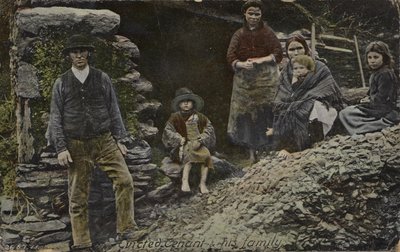Vystěhovaný nájemník a jeho rodina, Irsko (barevné foto) od English Photographer