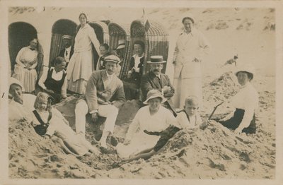 Rodina u moře. Pohlednice odeslána v roce 1913. od English Photographer
