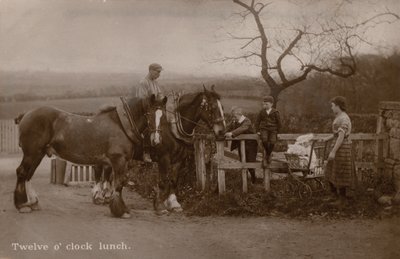 Rodina na venkově zastavuje práci na oběd (černobílá fotografie) od English Photographer