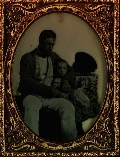Otec a dítě, kolem roku 1850 (ambrotype_ od English Photographer