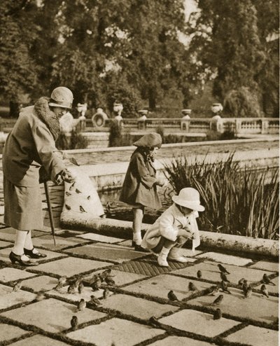 Krmení vrabců v Hyde Parku (sépiová fotografie) od English Photographer