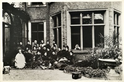 Florence Nightingale, Sir Harry a Lady Verney a Nightingale sestry v Claydon House, 1886 od English Photographer