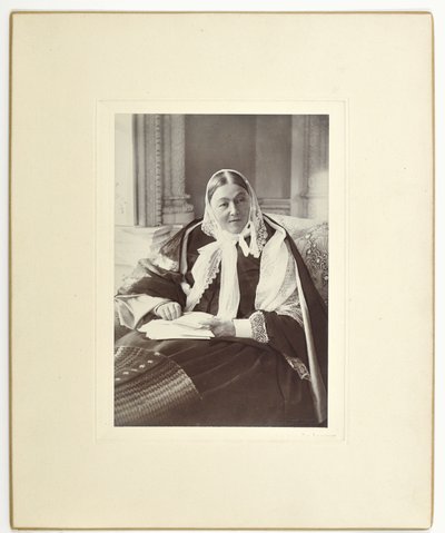 Florence Nightingale, sedící na pohovce v Blue Room v Claydon House, 1891 od English Photographer