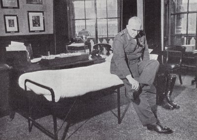 Generál Sir Edmund Ironside, náčelník císařského generálního štábu, ve své kanceláři na Úřadu války, kde často spal během druhé světové války, 1939-1940 od English Photographer