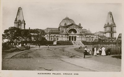 Celkový pohled na palác Alexandra od English Photographer