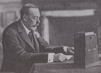 Jiří V. vysílá vánoční poselství Britskému společenství národů a impériu od English Photographer