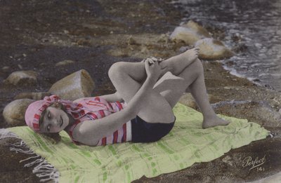 Dívka ležící na ručníku na pláži (barevná fotografie) od English Photographer