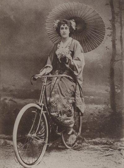 Dívka na kole, oblečená v japonské módě od English Photographer